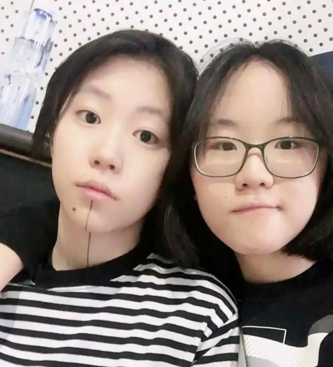 窦靖童小时候，心里大概也装着一段别人看不见的旧事。说起窦唯和高原，很多人第一