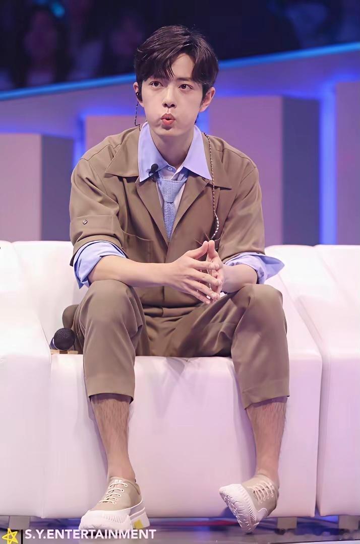 好多人都关注到了他的毛裤我本来沉迷看脸的，你说这搞得我特别喜欢第一张嘟嘟嘴，妈粉