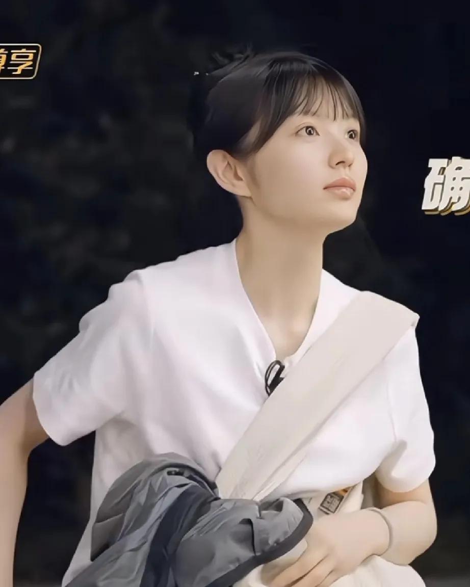 素颜的田曦薇也是元气满满，皮肤很好，不愧是明星啊。#甜妹笑容田曦薇#