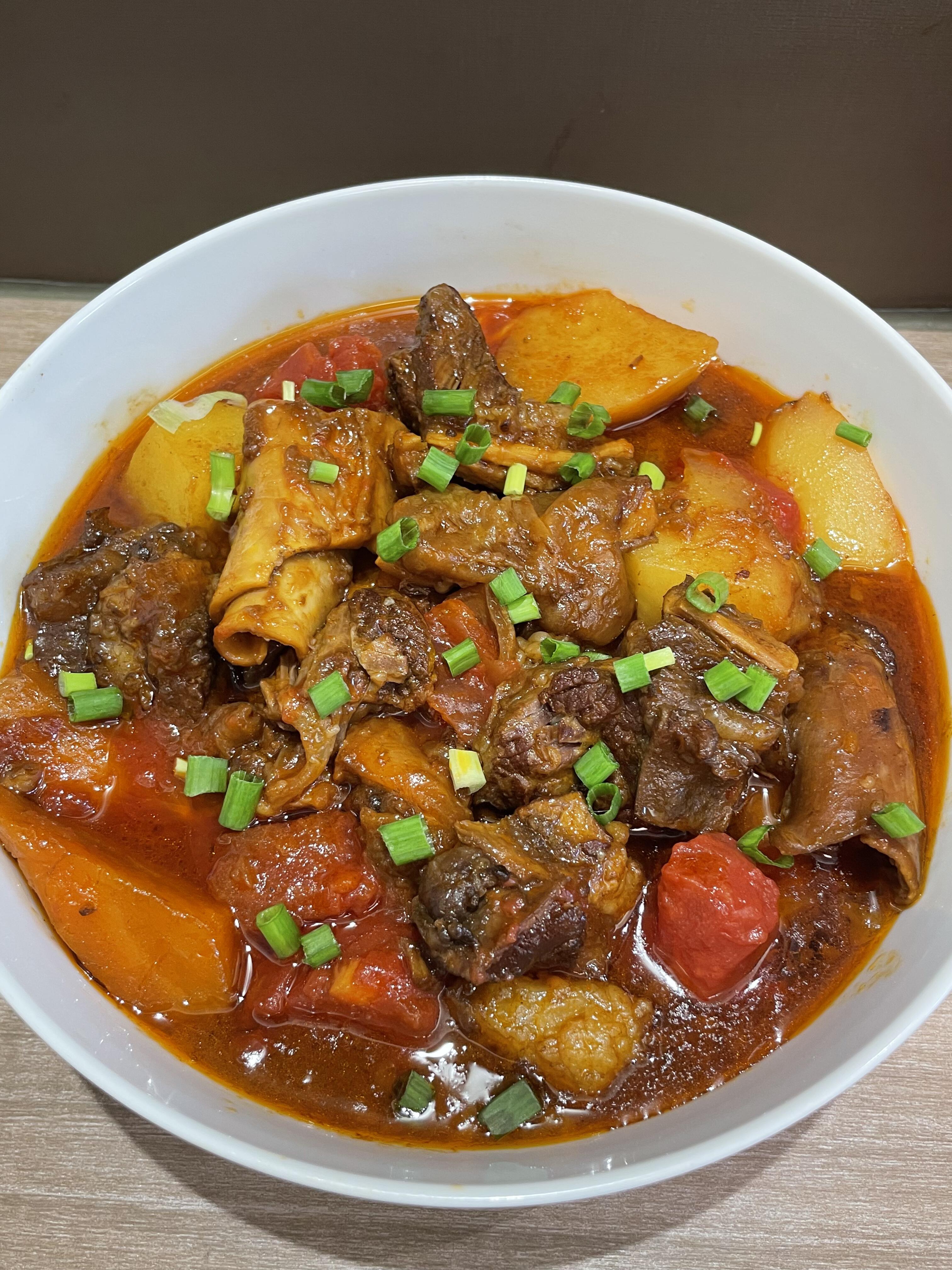 番茄土豆炖牛腩这样做，好吃到连汤汁都不剩下饭神器之番茄土豆炖牛腩，牛腩软烂入味