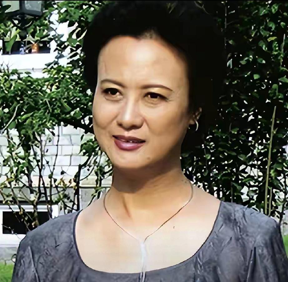 一生坎坷！柏寒照顾疯母、两遇不幸，临终为何将31岁儿子托付给海清？