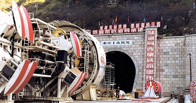 1997年，中国修建秦岭隧道时，找德国购买盾构机，德国鼻孔朝天：3.5亿一台，爱