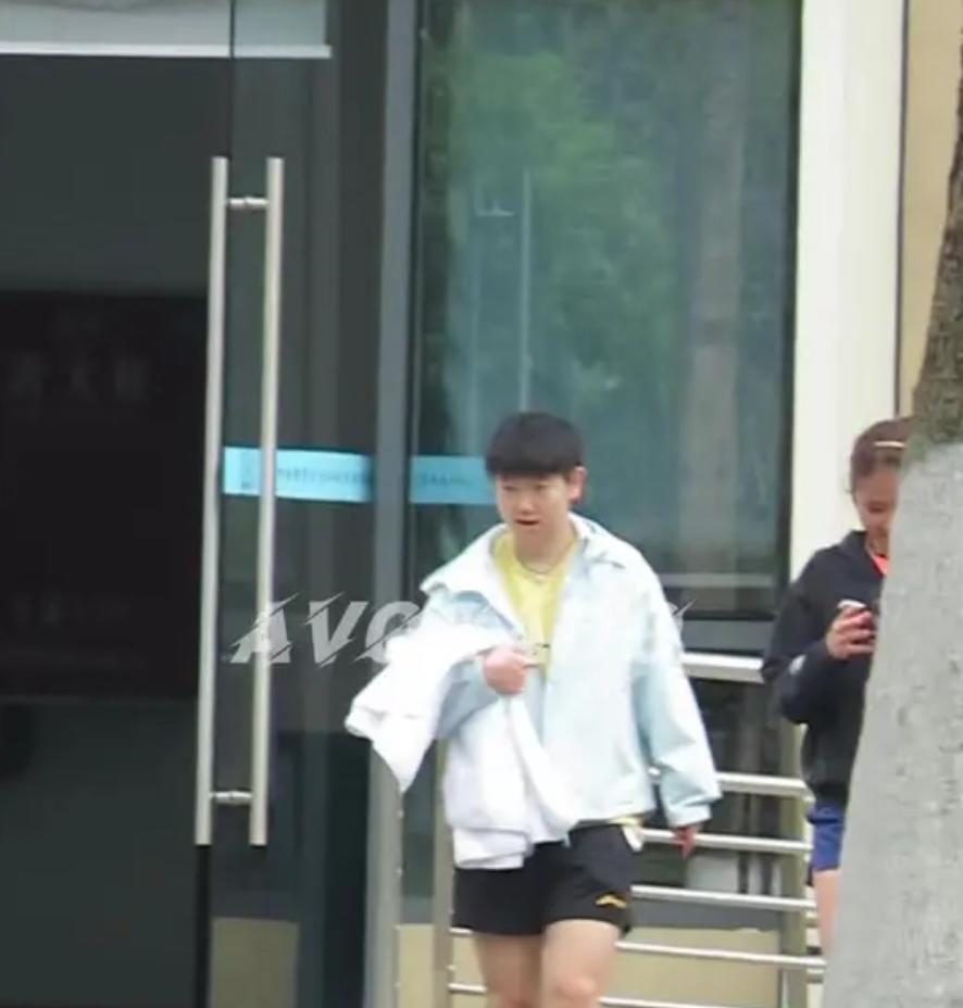 3月26日，孙颖莎世界杯前最后一次体能训练结束啦！小杨来看老孙了，杨指导从小陪