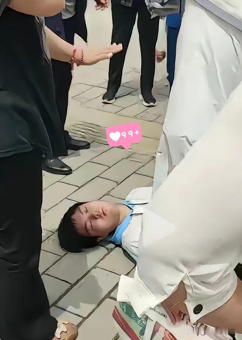 真是不明白，图个啥？6月9号下午，高考刚考完，一名考生在校门口众目睽睽之下，