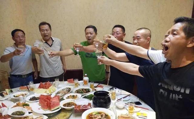 我从不参加战友聚会，我当兵回来后，没有感觉到战友的情谊有什么特别的，和同事同学区