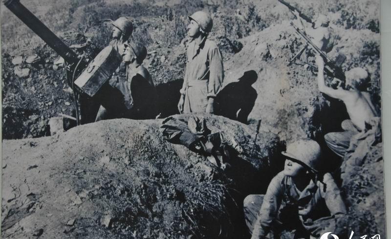 1944年，美军在日军尸体上发现了日军挥刀斩首澳大利亚陆军中士伦纳德的照片。照片