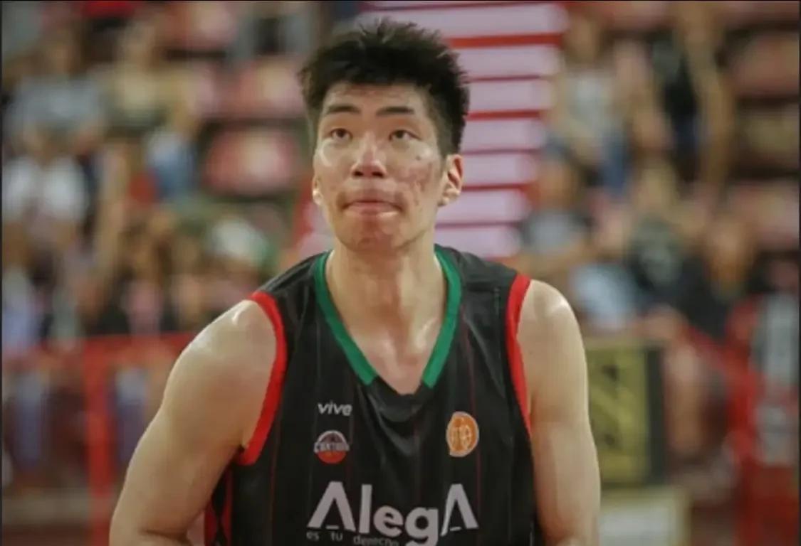 据报道，近日余嘉豪完成了西班牙篮球乙级联赛前的最后一场热身赛，他全场得到16分8