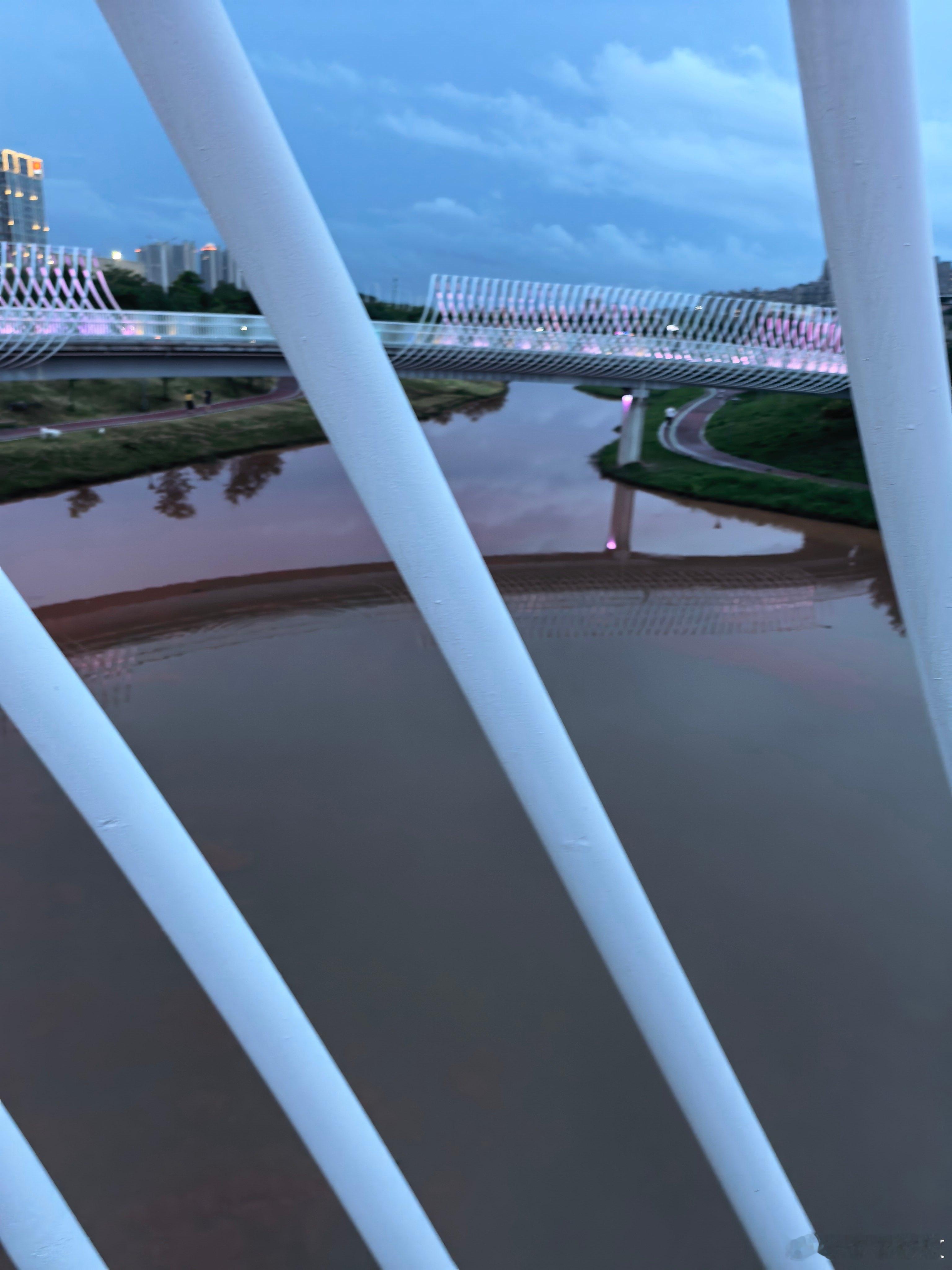 广东暴雨后的彩虹桥