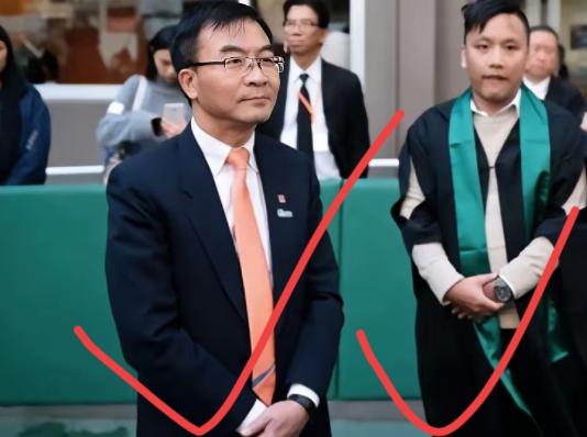 香港一学校毕业典礼上奏国歌，两名毕业生不仅不唱国歌，还一直坐着拒绝肃立，校长陈卓