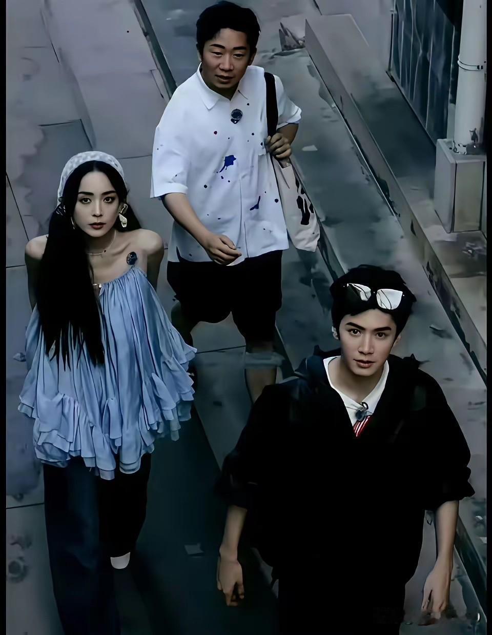这是杨迪最扎心的一张合影！一些网友太离谱，为了照片看起来更养眼，独留俊男靓女，活