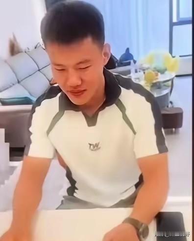 致敬海军陆战队特战英雄谢丛欣谢丛欣，安徽人，海军陆战队特战队员，2020年