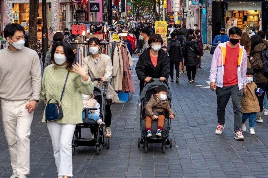 韩国生育率突然上来了，这是因为，韩国终于发现了解决单身男性结婚难题，到底症结在哪