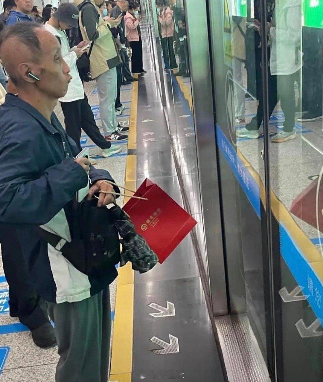 地铁上看到的，果然人不可貌相