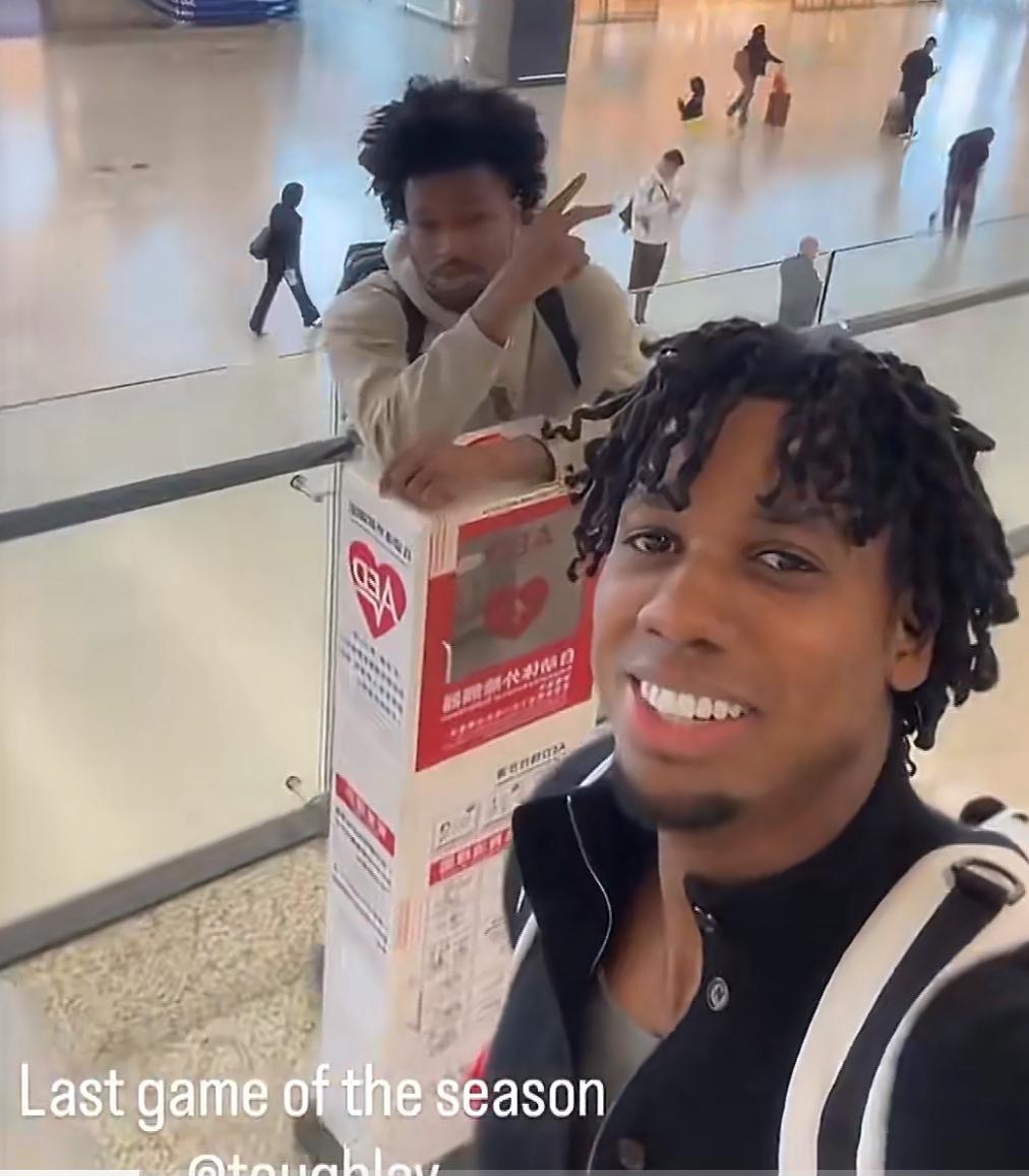 怀特塞德、古德温调侃弗格乘机，15年了，永远都是最后一个；弗格爷爷，哈哈！4