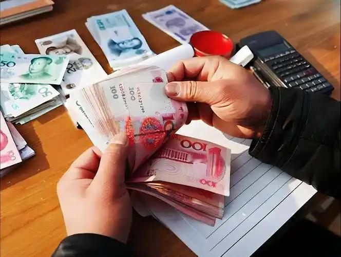 银行利息低，我不会减少存款。现在银行利息一降再降，2022年至今都降了七轮。像国