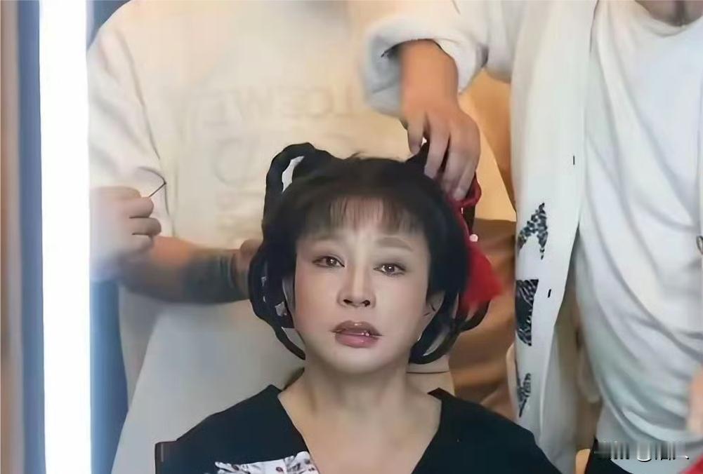 刘晓庆75岁演14岁少女怪不得刘晓庆还敢演少女呢，压