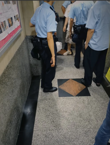 这波操作没谁了，海口6一对男女在家亲热，动静大了点，刚好撞上保姆回家，人