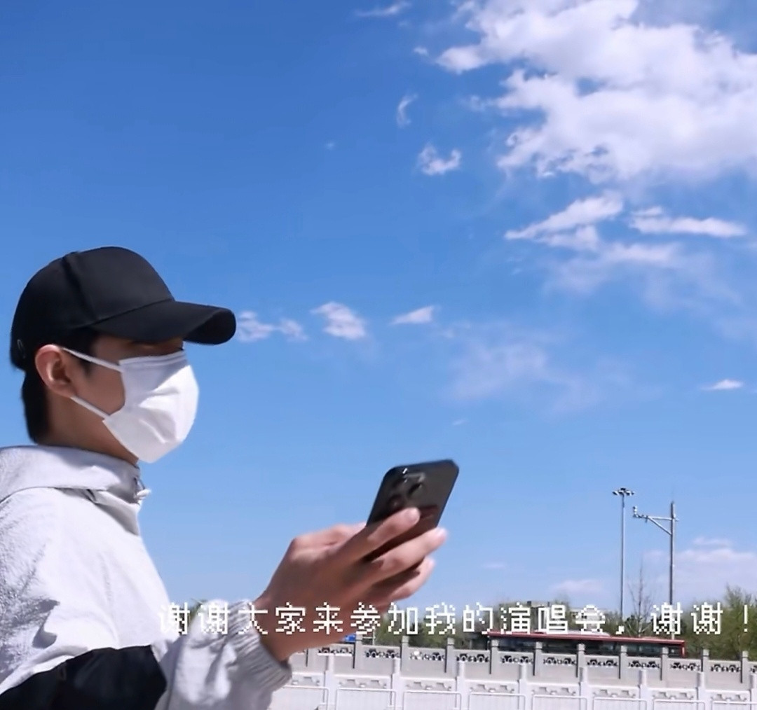 王一博季前测试vlog，封面的像素化字体，照搬「载入像素中」风格，奥室群雄是真的