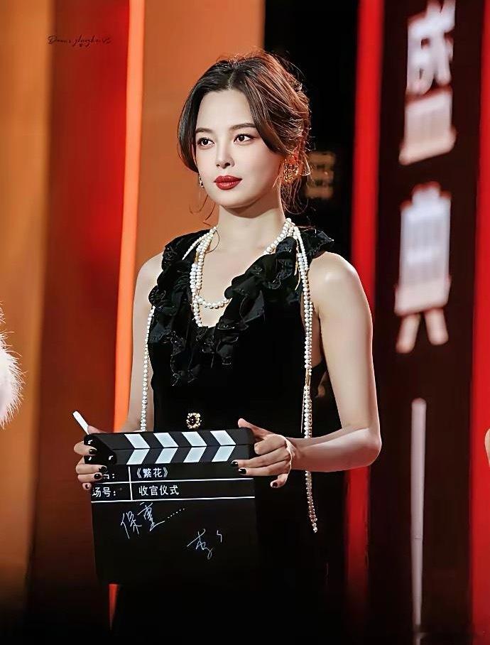 为什么辛芷蕾在还没红的时候，就能被香奈儿选中做品牌代言人呢？是因为她特别适合浓妆