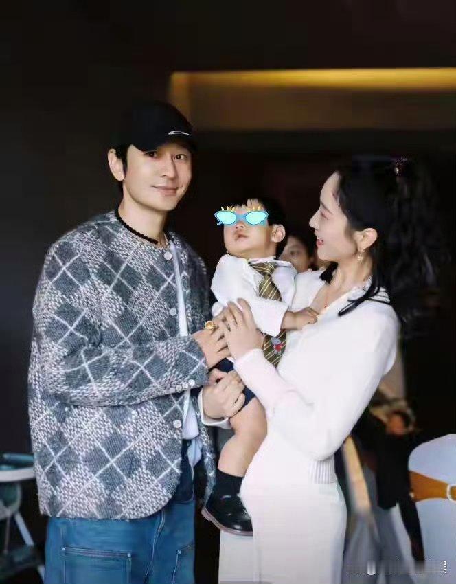 黄晓明一家4口参加生日宴，小海绵被奶奶搂在怀中，长腿溢出屏幕