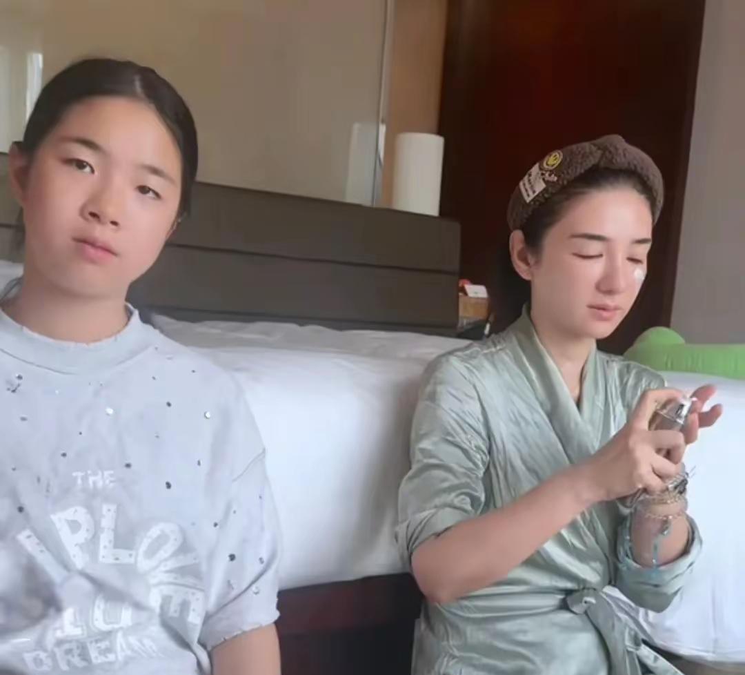 近日，黄奕在社交平台分享了带女儿黄芊玲去马来西亚的工作日常，从化妆间就开始全程直