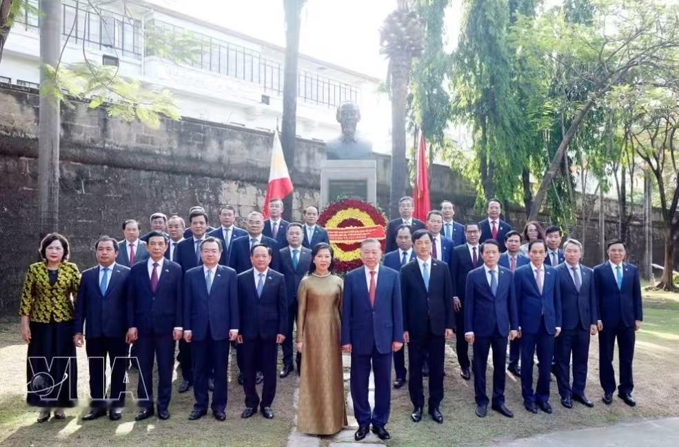 今天（5月31日）下午，苏林和夫人及越南高级代表团前往位于马尼拉的胡志明雕像敬献