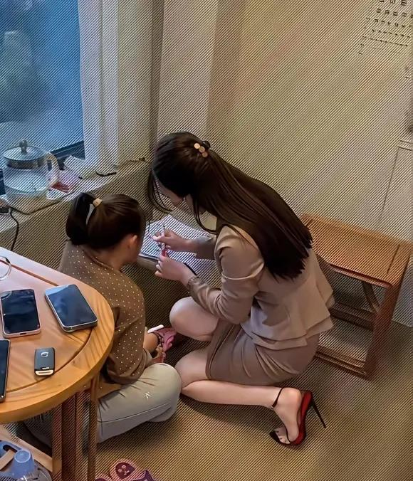 同事说：“他给女儿请的英语家教，一节课500元。”我说：“你胡说吧，哪有那么贵