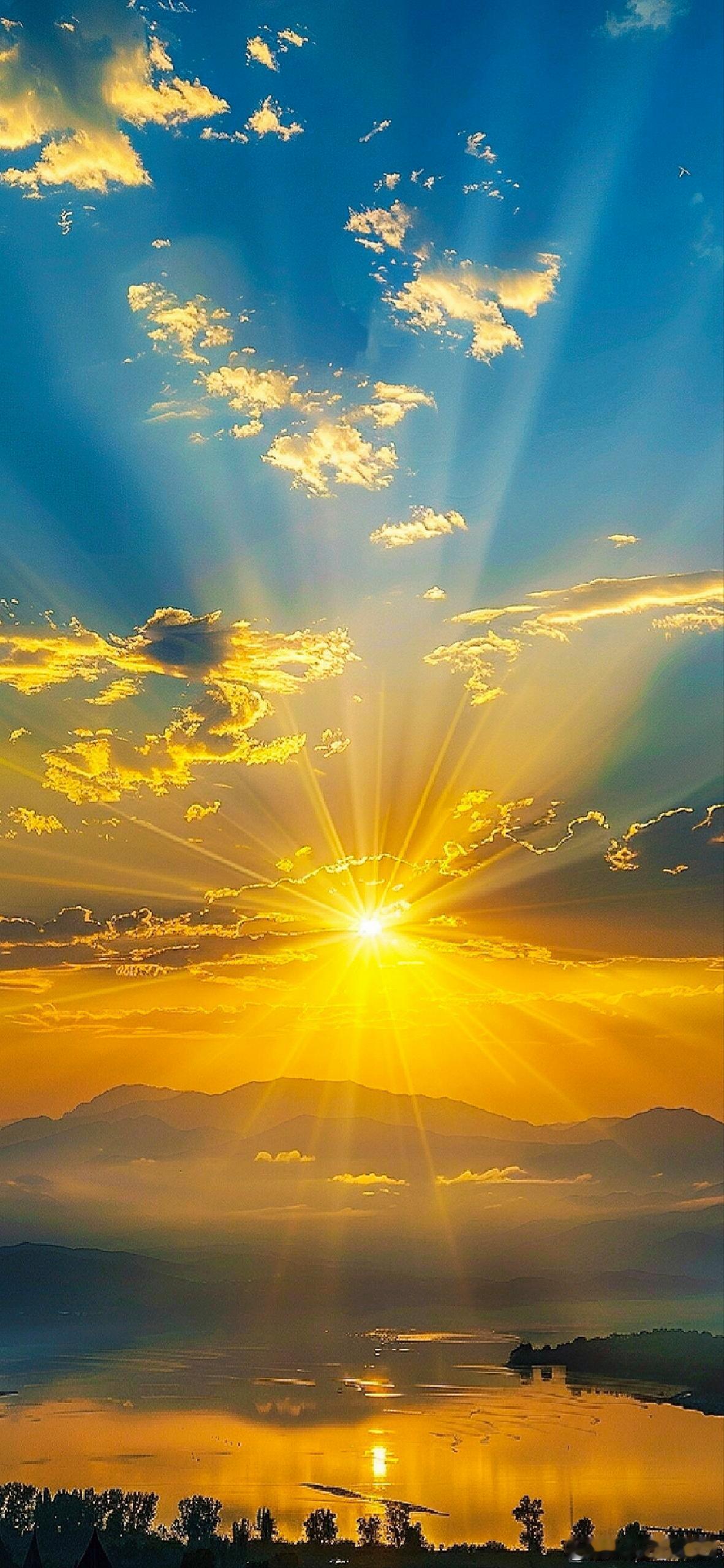 壁纸 日出的光芒漫过山峦与湖面，所有阴霾都在这片金光里悄悄消散。