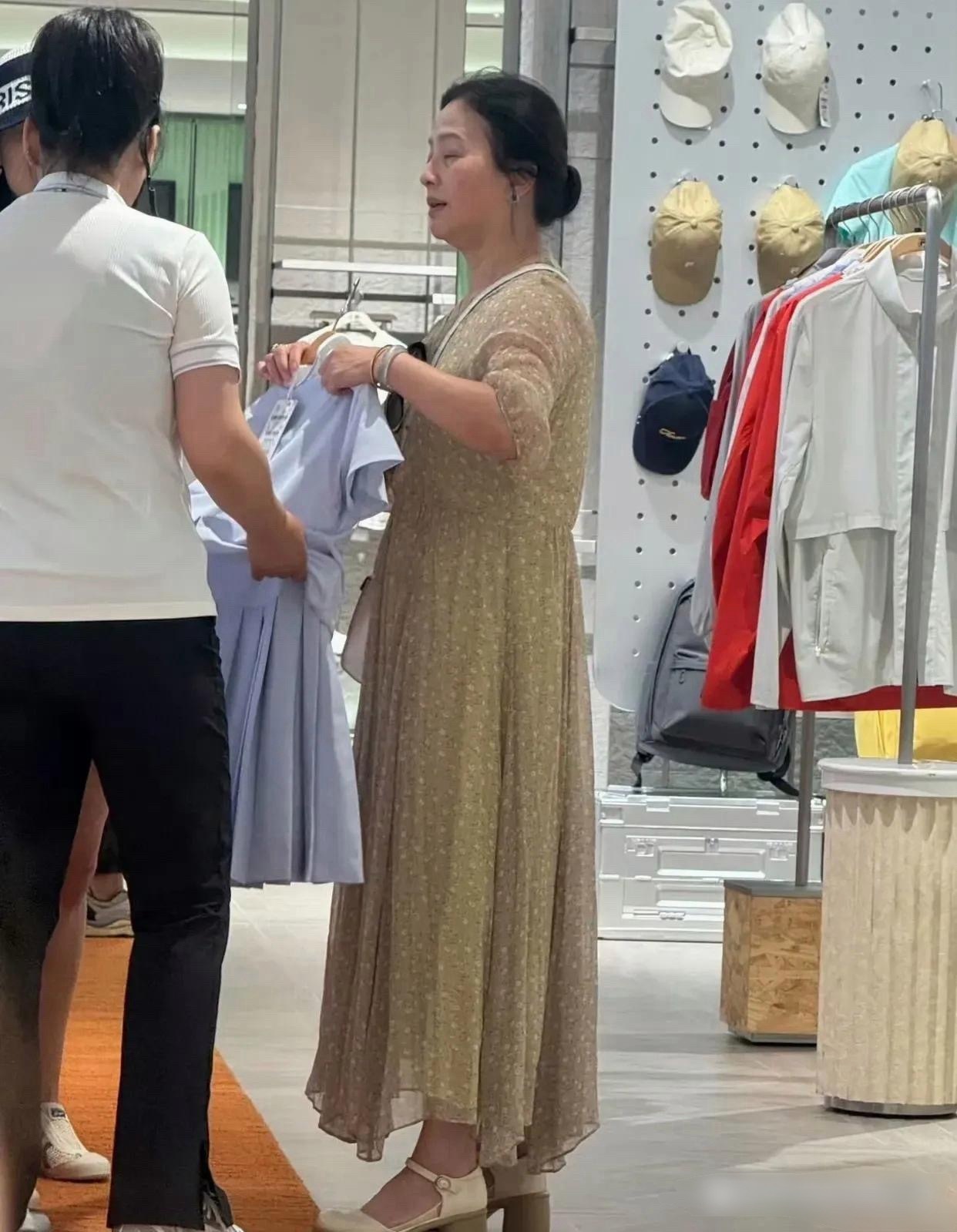 刘亦菲妈妈买衣服，似乎也看到了刘亦菲老年的样子！