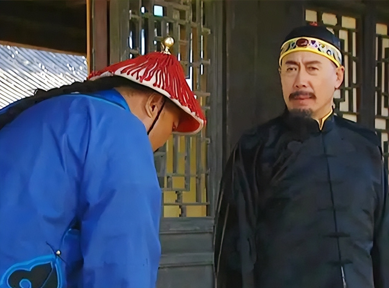 夜里，康熙睡不着，便溜达到郑贵人的寝宫。没想到窗户里竟传出男人的声：“你放心，老
