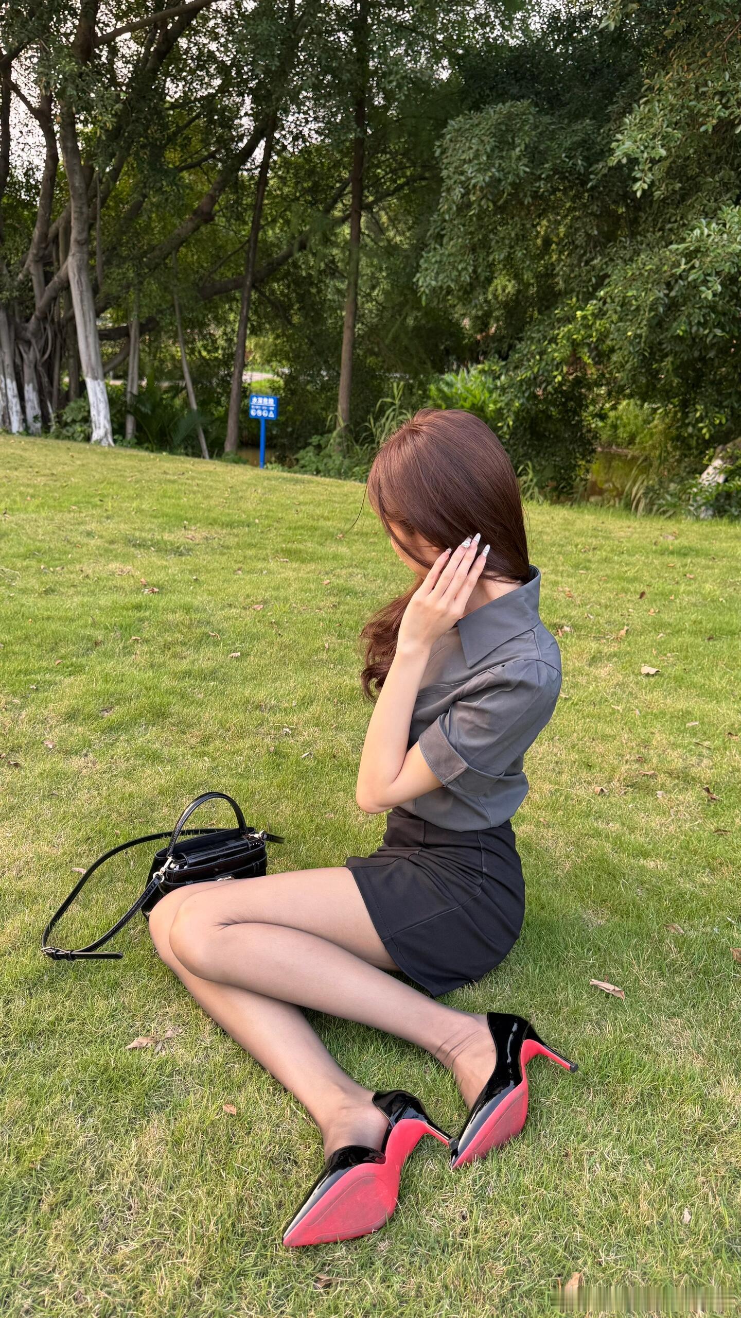 红底黑高跟，穿上丝袜更显气质美～​​​