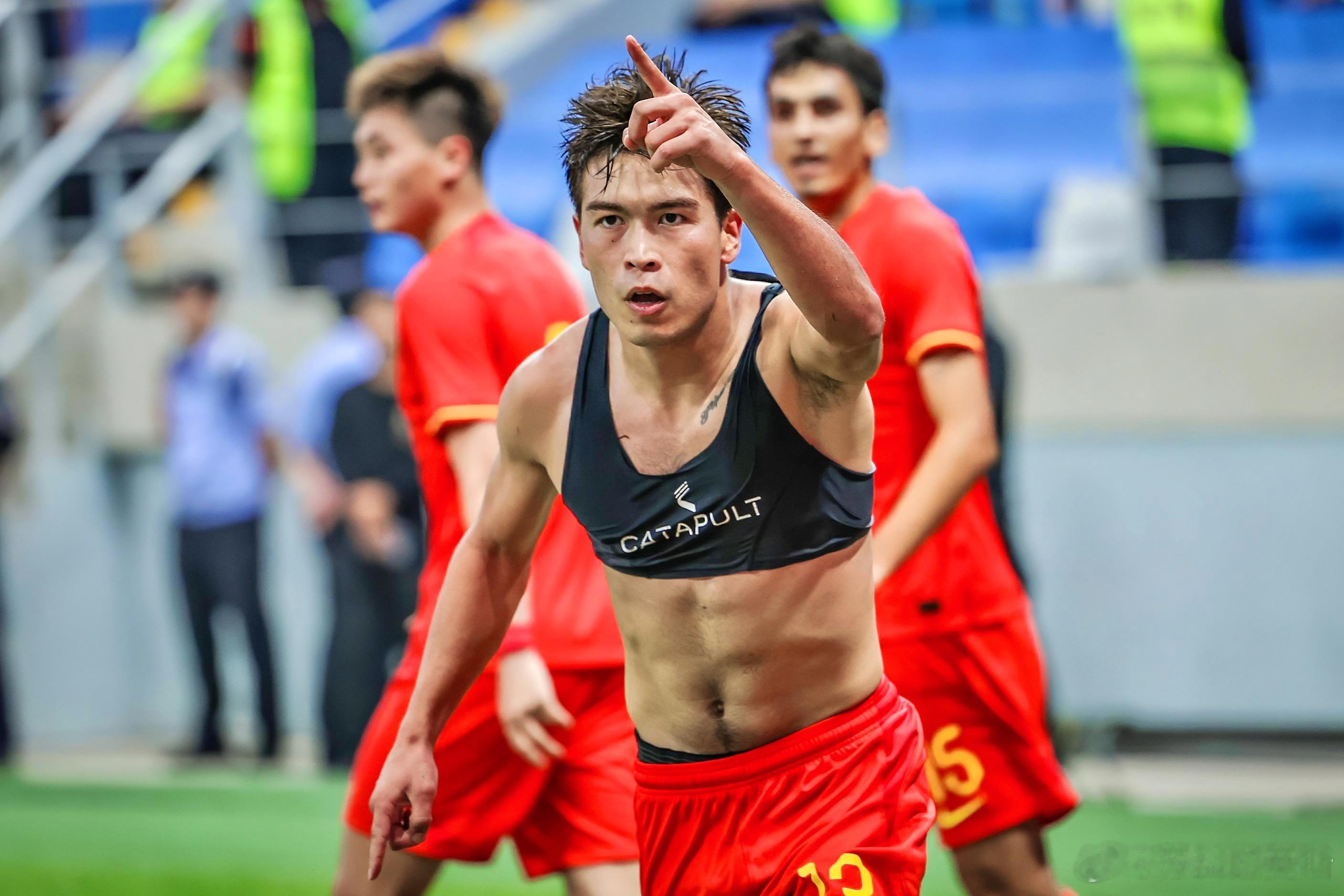 河南队【转会】球员乃比江•莫合买提租借加盟河南足球俱乐部。乃比江2001年出