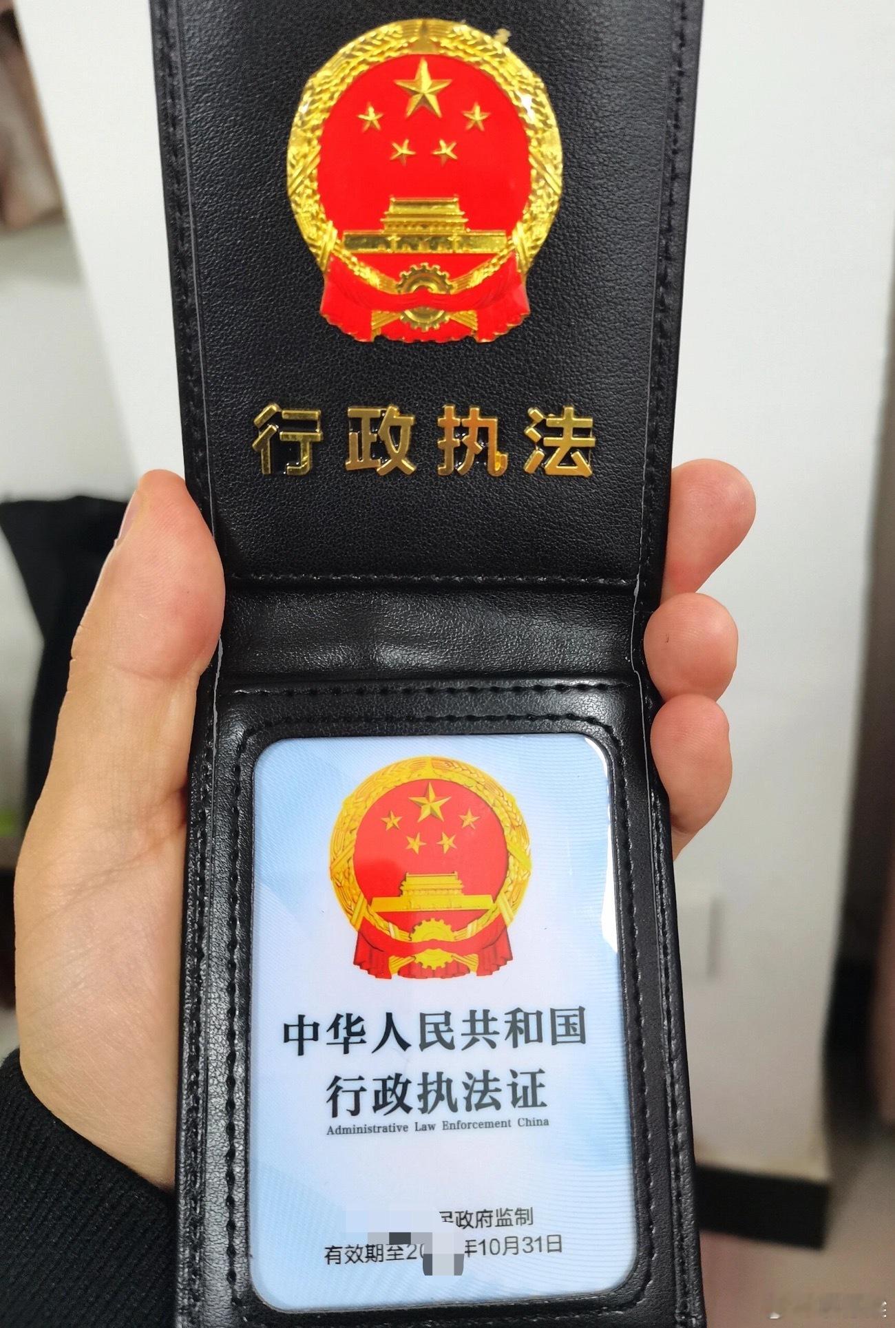 防城港亮证女事件通报回避了五大问题，急需提级调查！防城港市8月3日发布了第一份官