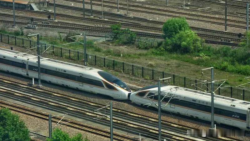 之前坐复兴号跑京沪线，特意掐表留意过，从济南西到南京南390多公里，最快1小时2
