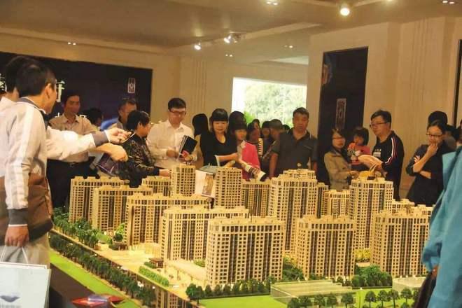 一位经济学家说：“穷人赚个三五百万，他也还是穷人，他会换大房子，好车子，背上贷款