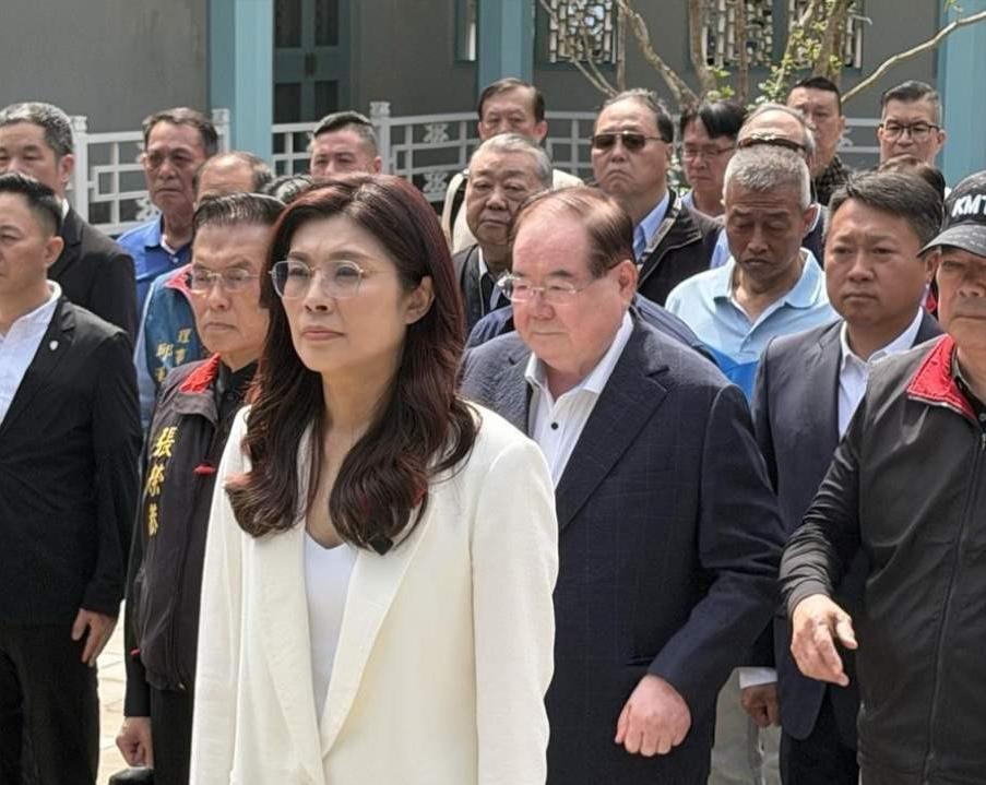 郑丽文访问当天，人民日报发出强烈警告，直指日本右翼！郑丽文落地的那一刻，《人