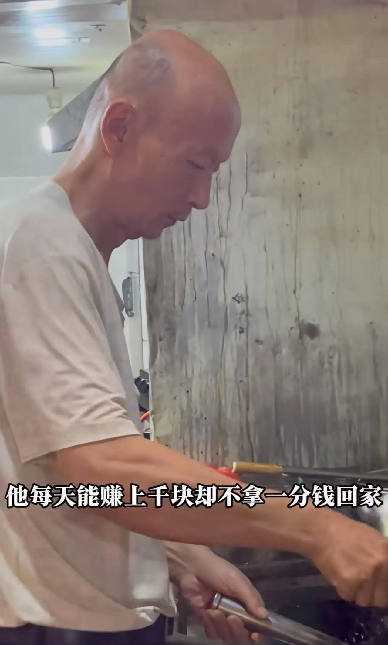 这个烧烤店老板每天能赚上千块，却不拿一分钱回家。妻子受不了，跟他离了婚。父母骂他