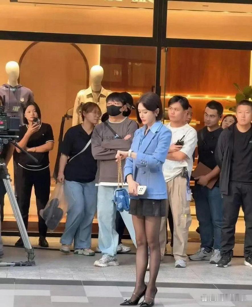 秦岚的美貌从不掺水分！原生路人镜头之下颜值依旧格外出众，气质夺目一眼惊艳。