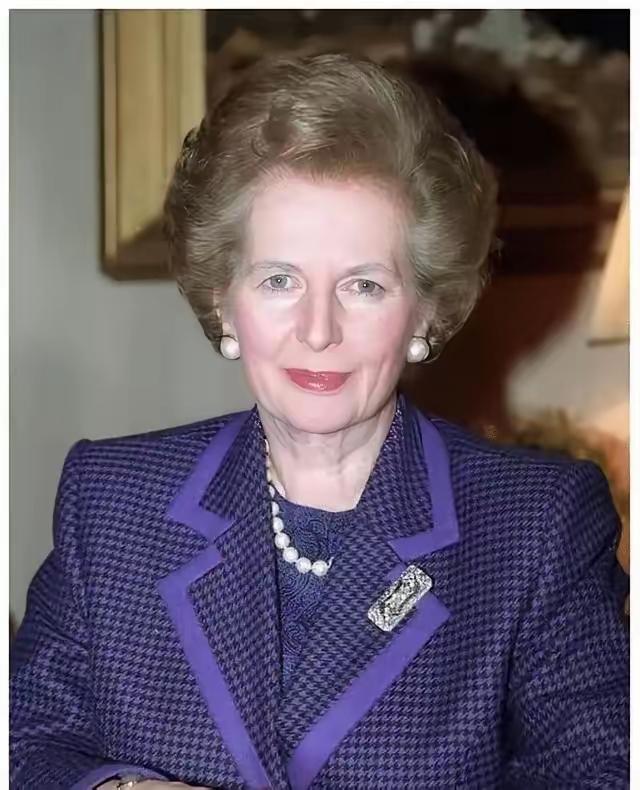 撒切尔夫人在回忆录中坦言：当年并不想归还香港，考虑过发动战争。因“福克兰群岛战争