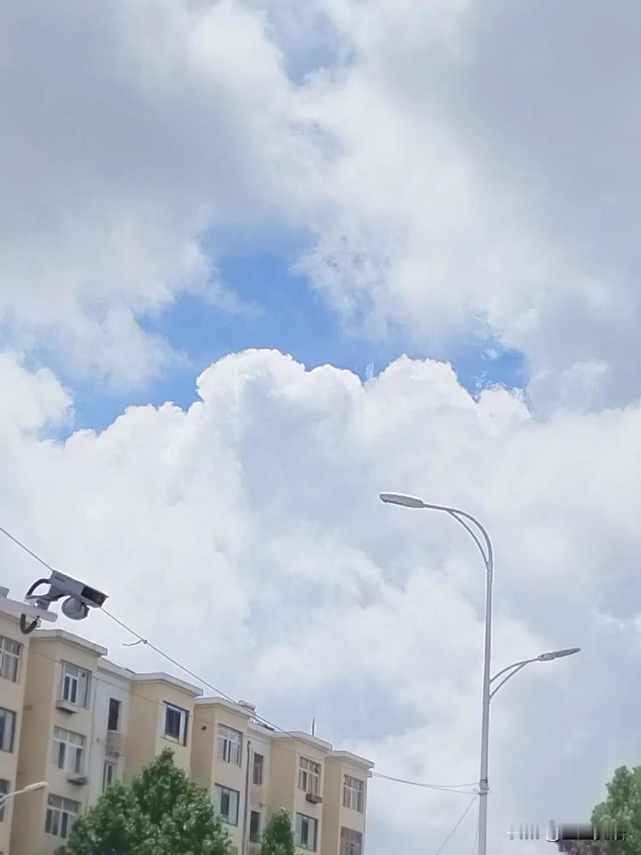 青岛的碧海蓝天，白云朵朵，宛若仙境。这样的夏天，谁不喜欢呢！来一个大西瓜，只