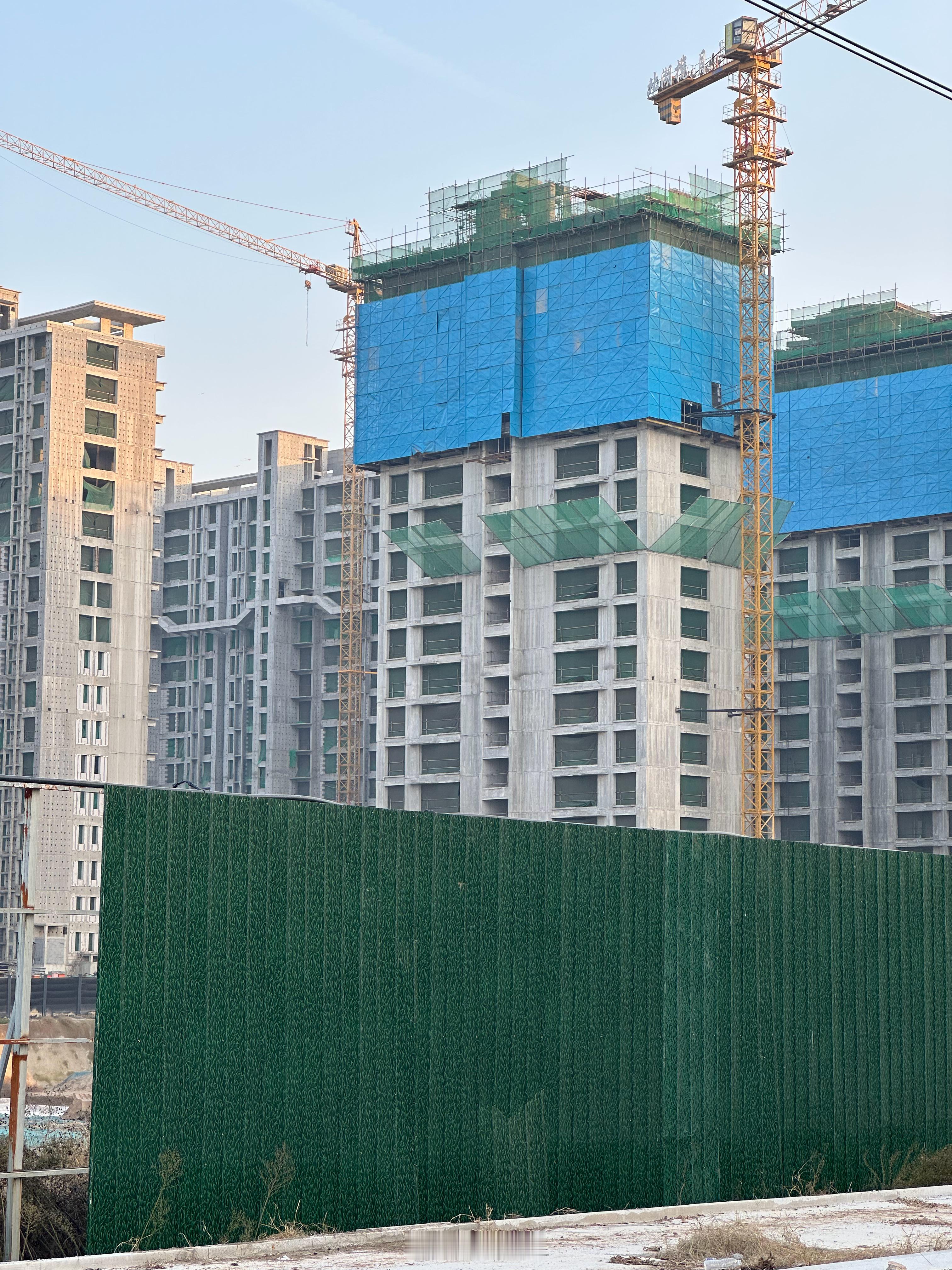 我觉得买房还是要密度低点的舒服，层数尽量低点，住的人也少，采光和视野也好，哪怕贵