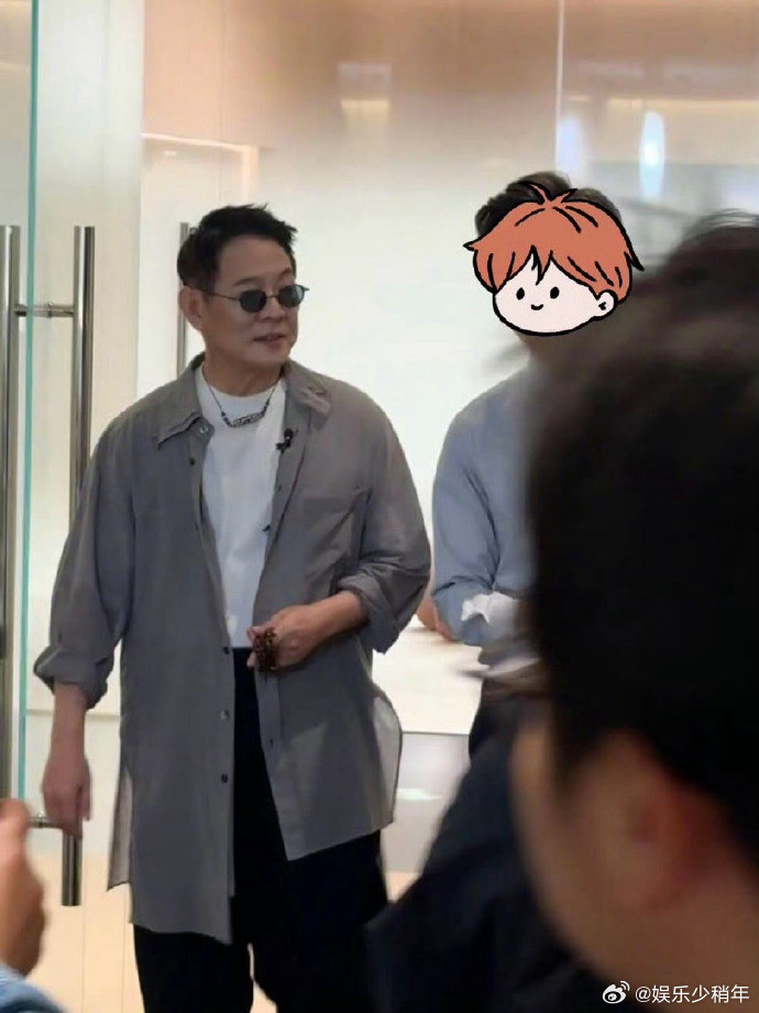 4S店偶遇李连杰李连杰近日被网友在4S店偶遇，白色T恤搭配棉麻衬衫，低调却透露出