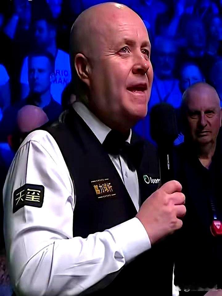 被10-7击败后，希金斯没有回休息室，而是把他的两个儿子叫到身边。他指向赵心