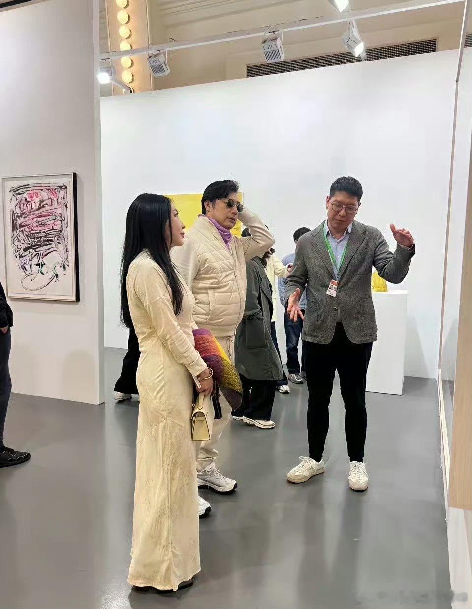 王岳伦和一位女生一起看展览被偶遇,这是他现在的女朋友吧,看起来两个人年龄差不多,