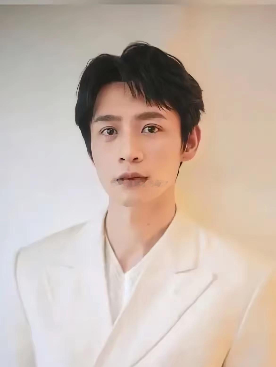 谁也没想到，魏晨在《沉默的荣耀》中饰演的聂曦，因为入戏太深难以自拔。魏晨太用力了