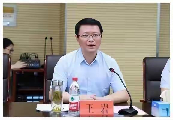 他今年44岁，十八大后不收敛、不收手，性质严重，影响恶劣，他以为反腐就是隔墙扔砖