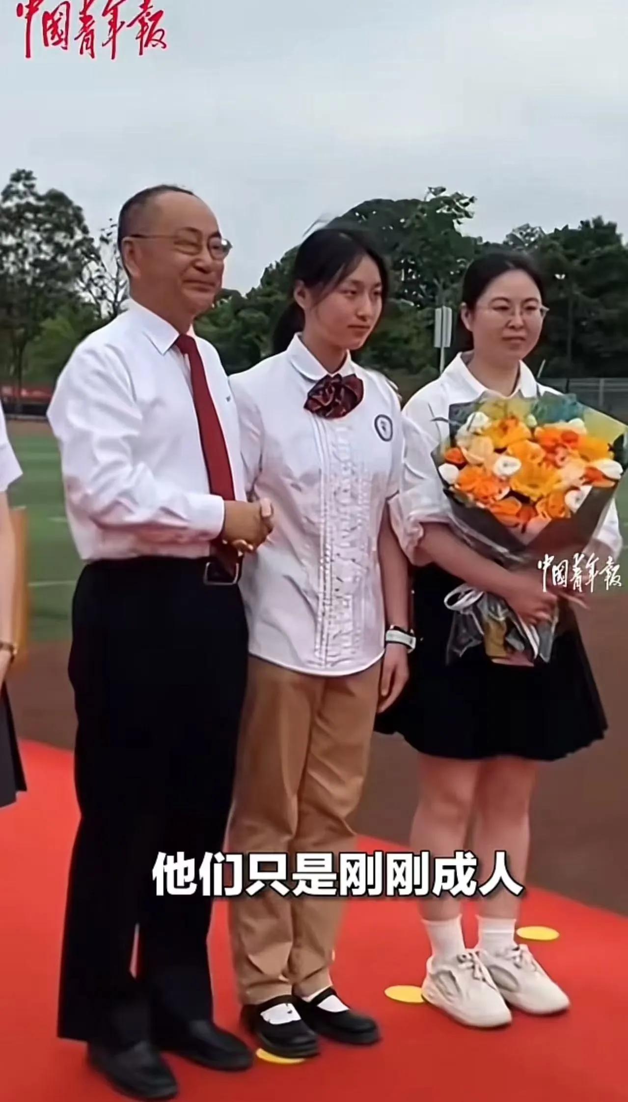 这位校长的做法确实三观很正，也戳中了当下不少成人礼变味的问题。如今有些成人