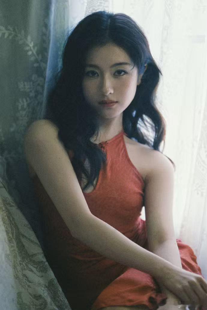 李兰迪老月份牌画报女郎她的气质和月份牌画报女郎太契合了，那种含蓄的古典美，不是