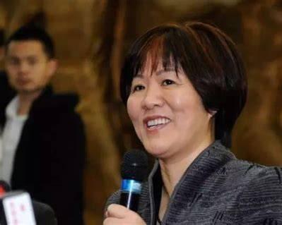 64岁的郎平，被问“还想不想回来当教练”，没有谈冠军，也没有谈中国女排，她先笑了