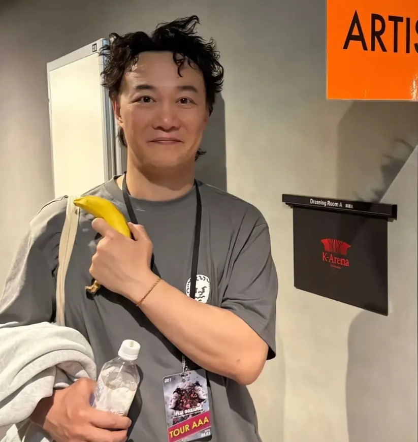 我宣布，演唱圈里最猛的人出现了！不是唱花蝴蝶的谢霆锋，也不是在泰国缅甸开演唱